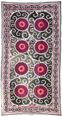 un tapis violet et noir avec des cercles sur fond blanc