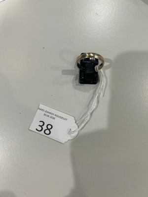 une horloge en noir et blanc posée sur une table blanche