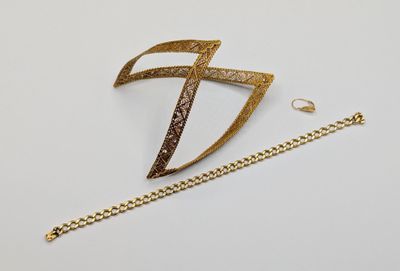 un gros plan d'un collier et d'une chaîne sur une surface blanche