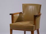 une image d'une chaise en cuir marron sur fond blanc