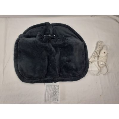 un sac noir auquel est attaché un cordon, posé sur un lit