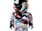 L'ours est multicolore et comporte de nombreux motifs.