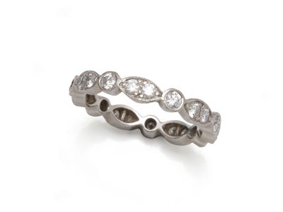 gros plan d'une bague en diamant sur fond blanc