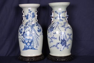 une paire de vases bleus et blancs posés sur une table noire