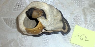une figurine représentant une femme tenant un bébé dans ses bras