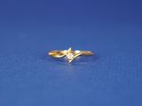 une image représentant une bague en diamant sur un fond bleu
