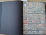 un livre ouvert sur une page où figurent des timbres