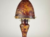 l'image d'une lampe posée sur une table