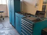 une armoire bleue sur laquelle est posé un ordinateur portable, dans une pièce