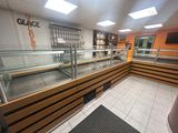 une photo d'une cafétéria avec un comptoir et une vitrine
