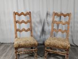 paire de chaises anciennes à dossier en échelle, avec coussins d'assise rembourrés