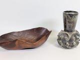 deux vases et un bol posés sur une surface blanche