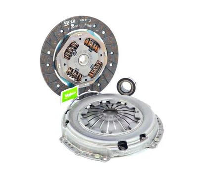 Gros plan sur un disque d'embrayage et une plaque d'embrayage sur fond blanc