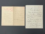 deux feuilles sur lesquelles figurent des notes manuscrites, posées sur une table