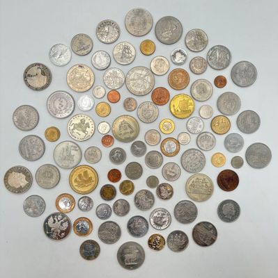 de nombreuses pièces de monnaie de différents types disposées en cercle