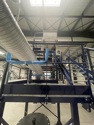 un gros tuyau métallique au milieu d'un bâtiment