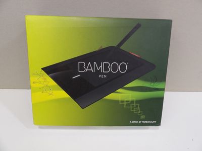 une boîte sur laquelle figure un logo noir et vert