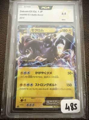 gros plan d'une carte pokemon sur une table