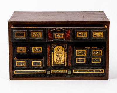 une petite boîte en bois surmontée d'une horloge