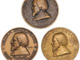 trois pièces commémoratives sur lesquelles figurent les portraits d'un homme et d'une femme