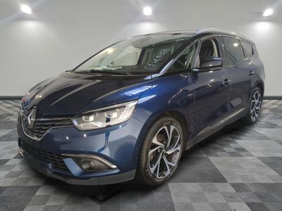 une voiture bleue garée dans un garage au sol en damier