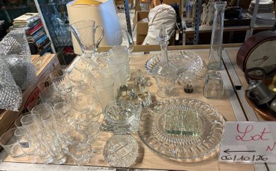 beaucoup de verres posés sur une table dans un magasin