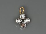 une photo d'un pendentif en forme de croix en or et diamants