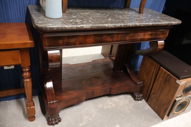 Console Louis Philippe en acajou et placage d'acajou, pieds griff...