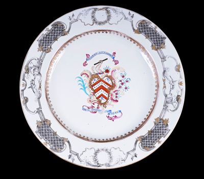 une assiette sur laquelle figure un blason sur fond noir