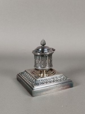 bougeoir plaqué argent orné d'un motif décoratif sur le dessus