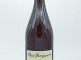 une bouteille de vin posée sur une table
