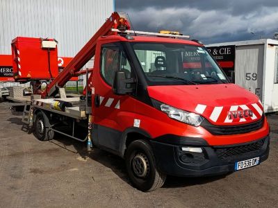 un camion rouge équipé d'une grue à l'arrière