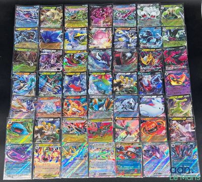 une grande collection de cartes Pokémon posée sur une table