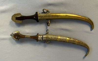 paire de couteaux anciens plaqués laiton sur fond blanc