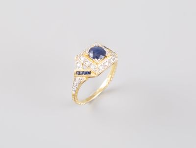 gros plan d'une bague en or avec un saphir et des diamants