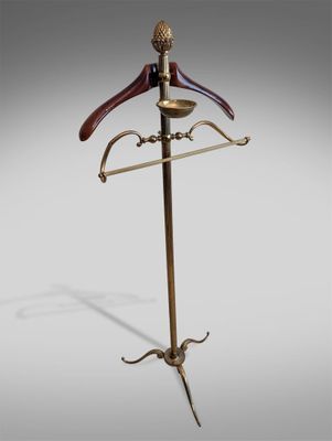 un porte-manteau en laiton et en bois muni d'un cintre