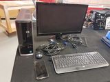 un ordinateur de bureau posé sur une table avec un clavier et une souris