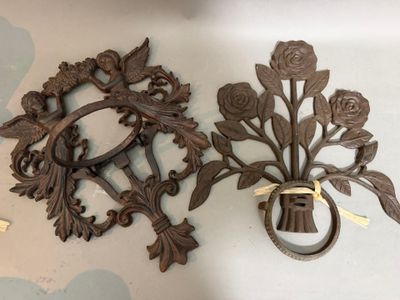 deux œuvres d'art qui se trouvent sur la table