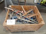 une caisse en bois remplie d'outils divers, posée par terre