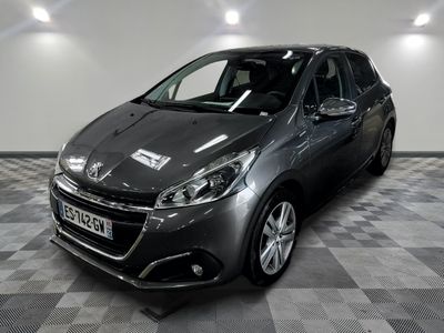 la voiture grise est garée sur un sol en damier dans le garage