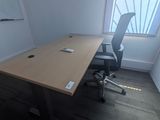 un bureau avec une chaise et une souris posée dessus, dans une pièce