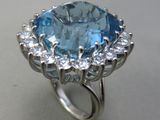 Gros plan sur une bague sertie d'une topaze bleue entourée de diamants blancs
