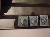 trois timbres posés sur une étagère devant un miroir