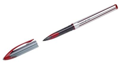 Gros plan sur un stylo et un stylo à bille sur fond blanc