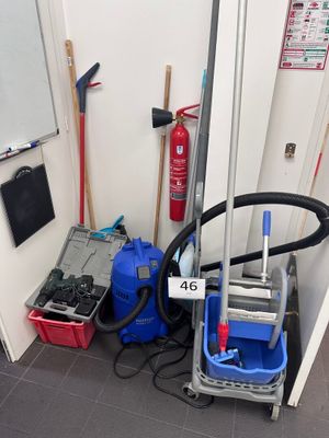 une photo d'une petite pièce avec un aspirateur et d'autres objets