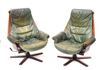paire de fauteuils pivotants en cuir vert, avec pieds et accoudoirs en bois