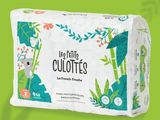 un gros plan d'un rouleau de papier toilette sur fond vert