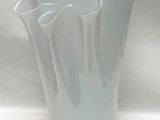 un vase blanc posé sur une table