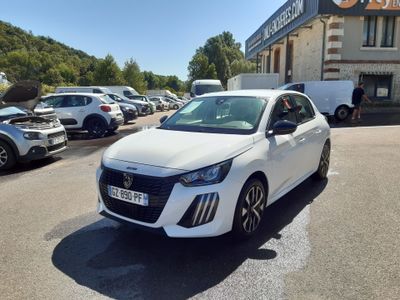une voiture blanche garée devant un bâtiment dans un parking