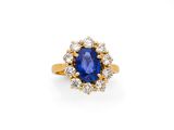 une bague à grappes de saphirs et de diamants